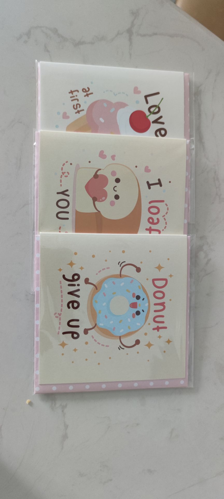 Thiệp khá đẹp, hình vẽ và nội dung rất dễ thương. Tuy nhiên thì Tiki gói hơi nhiều lớp, hơi cẩn thận quá, ko cần thiết lắm.