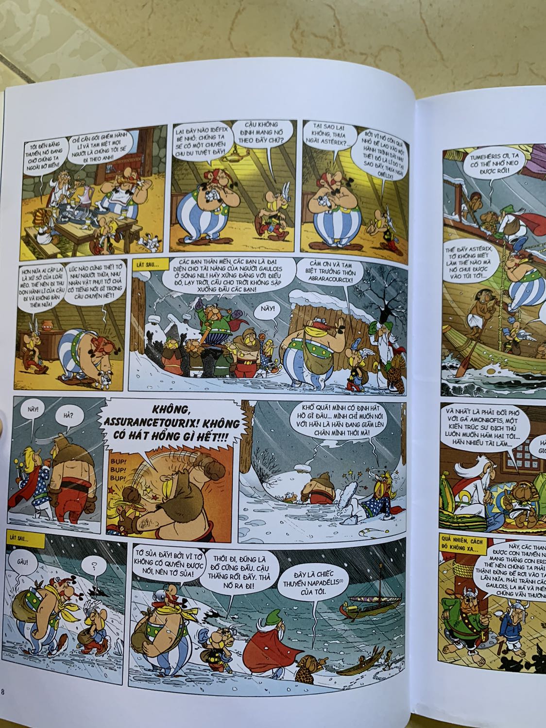 Sách ship đến bị rách một miếng ở bìa. Lúc nhận hàng thì mình không vui tẹo nào nhưng có 1 quyển sách nên mình cũng lười đổi trả. Tiki nên chú ý vì với lũ yêu sách như mình thì khi nhận sách rách một miếng như vậy rất khó chịu. Miếng sứt mình đã dùng hồ dính lại nên không thấy rõ trên ảnh