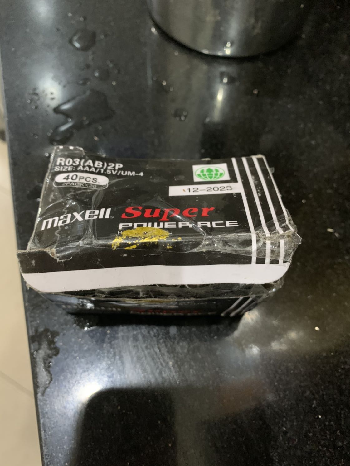 Mua 1 hộp pin mà dán băng keo chằng chịt hộp, ko nguyên tem. Khui ra thì thấy như này đâu, này là shop cố tình bán như vậy cho khách hàng. Quá thất vọng!!!