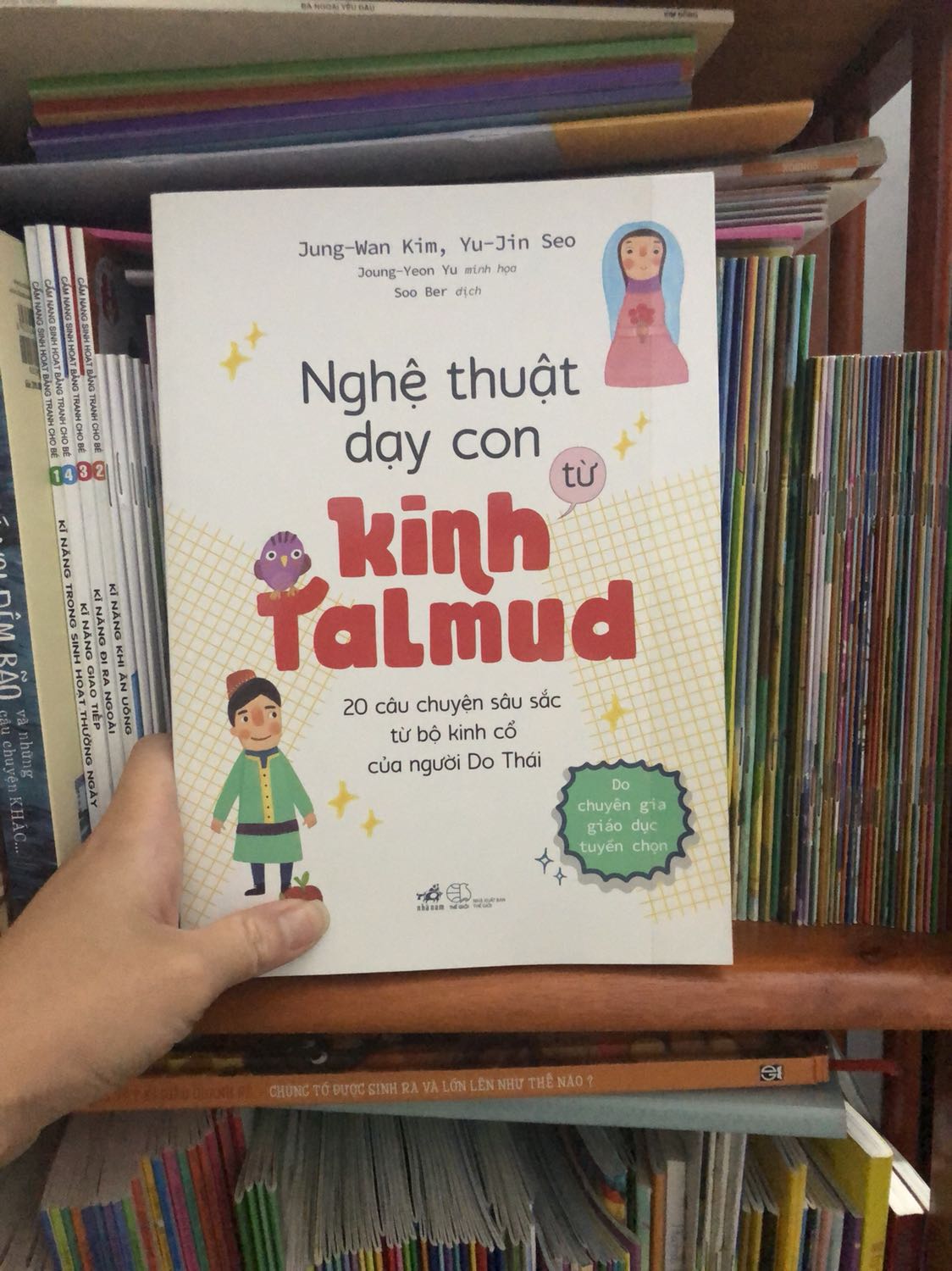 Một cuốn sách tuyệt vời cho cả trẻ em và người lớn! Rất xứng đáng có mặt trong kệ sách của mỗi gia đình ạ! Mình mua đọc cho con gái 4 tuổi, bạn hơi nhỏ để thích thú tất cả 20 câu chuyện trong sách, vì độ khó dễ của các chuyện khác nhau, nhưng bạn nhỏ khen sách đẹp, và những mẩu chuyện bạn nghe đọc mà hiểu được thì bạn thảo luận rất sôi nổi!