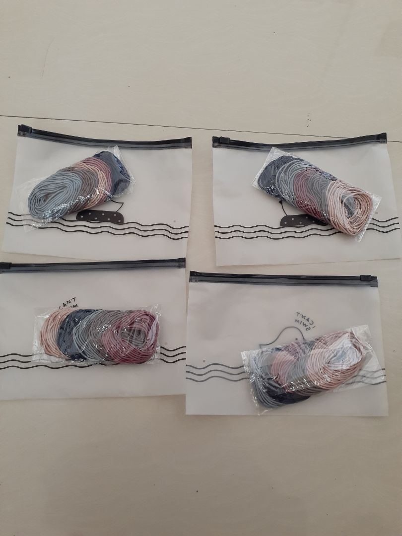 Shop chuẩn bị và giao hàng cho đơn vị vận chuyển nhanh chóng, mùa dịch mà tiki giao hàng nhanh cực kì từ Hà Nội về đến mình chỉ trong vài ngày, dây này nhanh giãn nhưng bền hơn dây thun, mình dùng để cột hằng ngày khoảng 2 3 ngày thì bỏ là vừa, có tặng kèm túi zip rất tiện dụng, giá cũng hợp lý