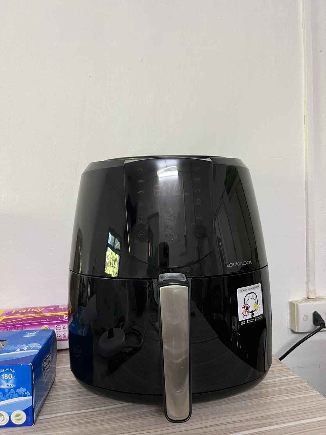 Đây là lần thứ 2 mình mua nồi chiên không dầu của lock&lock. Lần trước mình mua cho mẹ dùng rất ưng nên lần này mình đặt thêm 1 cái nữa cho mình. Nồi chiên của lock&lock thì khỏi phải chê rồi. Dùng nồi chiên này rất tiện, những món trước phải rán thì giờ có thể dùng nồi chiên để nấu mà không cần dùng đến dầu ăn, rất bảo vệ sức khoẻ.
Mình đặt được tặng thêm 1 khay nướng của máy và được tặng thêm 1 ấm nước như hình.