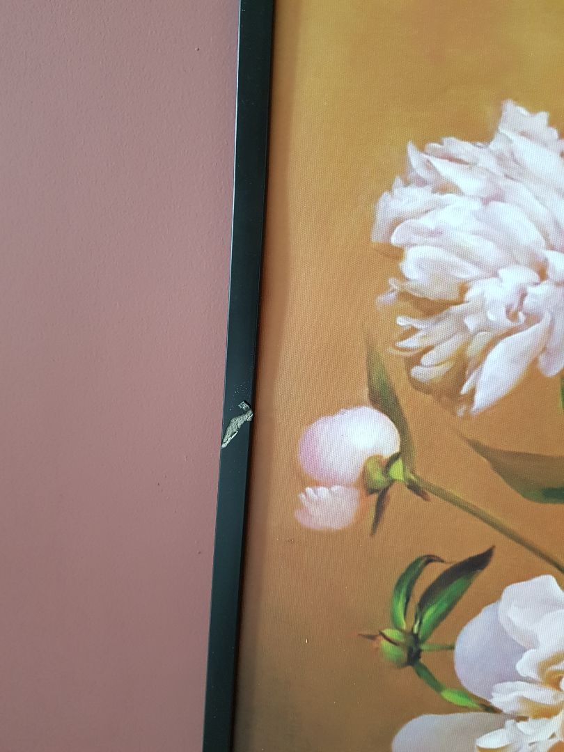 khung tranh rất yếu ớt, khung đã bi gãy khi bóc ra , sản phẩm kém chất lượng ,