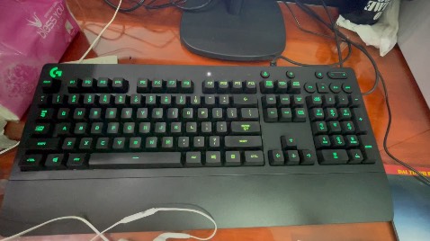 Tiki đóng gói kĩ, gọn, mà ở tận HN, đặt xong mình mới biết (săn sle nên giá còn cỡ 850)
Phím gõ êm, nhẹ, có thể customize màu theo ý thích