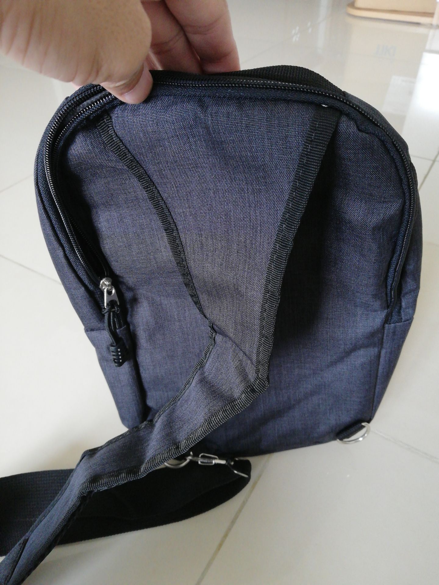 đăng giá lên tiki 246k rồi ghi giảm giá 89k. lúc gọi hỏi sao chất lượng rẻ tiền vậy thì nhân viên trả lời:" hàng tầm 100k thì chất lượng thế thôi". vậy khác gì *** người mua. tất nhiên người mua hàng thì ai cũng phải tìm hàng sale thì mới mua, như ở các trang amazon hàng sale cực rẻ nhưng chất lượng luôn là hàng chính hãng xin. Shop có hỗ trợ đổi hàng ko? mình chọn kiểu này to để vừa iPad, nhưng chất lượng ko tốt nên muốn đổi. cám ơn