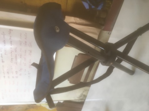 Ghế ngồi khá êm. Khung chân ghế vững và ổn định, giao hàng nhanh, và đóng gói kỹ