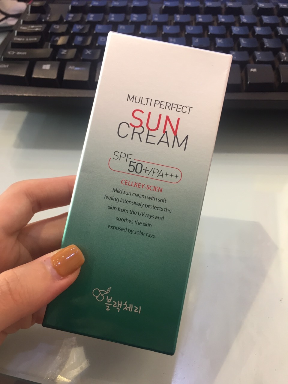 Sau khi thẩm 7749 loại kcn phù hợp với làn da bị kích ứng và lên mụn, thì loại này vẫn hợp nhất, chất kem không bết dính hay gây bí, được cái có tế bào gốc nên lúc bôi kcn lên tạo được hiệu ứng da hơi căng căng trông khá thích, nói chung là loại kcn này chất lượng so với tầm gi