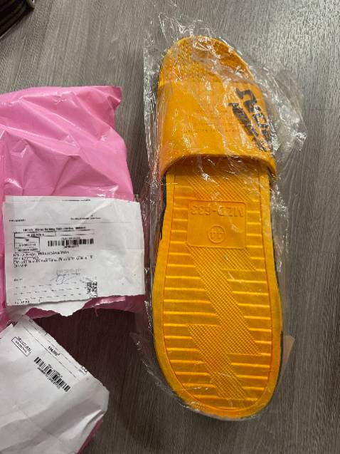 Mình đặt màu đen sao lại giao hàng ,màu vàng . Cái này có đổi đổi được không shop?