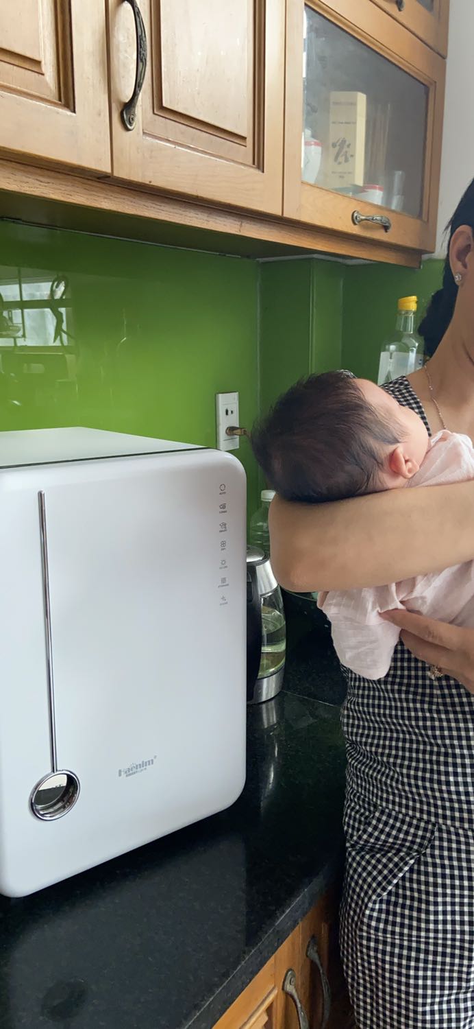 Tiki giao hàng nhanh, đặt thứ 4,  thấy lịch là thứ 2 giao nhưng chiều thứ 6 đã nhận được máy. Máy xịn, mịn và sang lắm luôn!!! Rất đáng đồng tiền. Mình tưởng giá trên là của dòng classic thì hơi chát, nhưng máy nhận được là dòng premium nên thích lắm luôn. Chế độ bảo hành 3 năm nên yên tâm lắm!