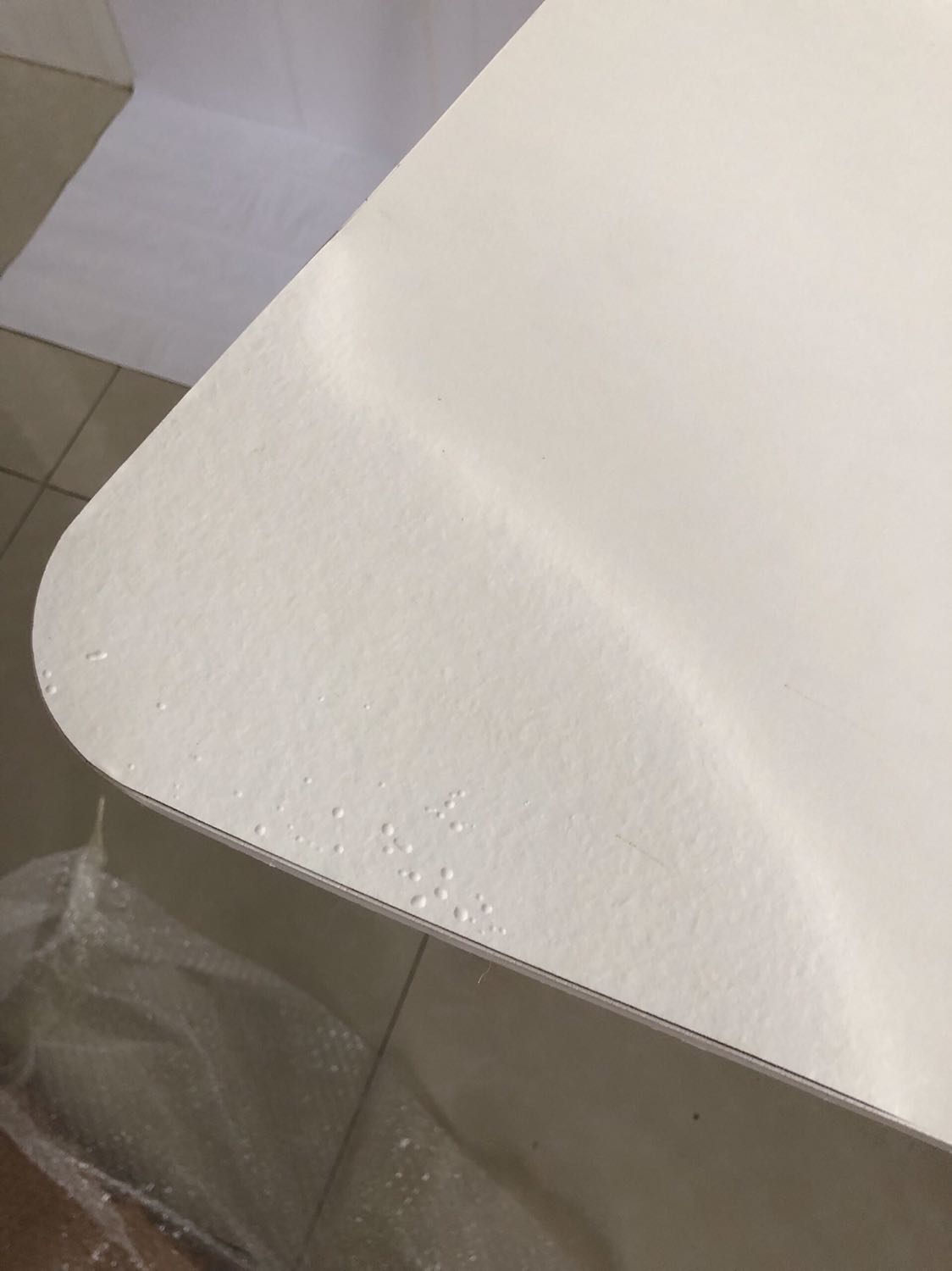 Khuyên mọi người đừng nên mua hàng, sản phẩm cực kì tệ, hàng lỗi mà dám đem giao có khách hàng, mép bàn bị téc và sơn lỗi phù lên như thấm nước lâu ngày, cạnh bên kia thì bị gãy 1 góc, chân bàn thì bị kênh cả 2 bên ( mọi người nhìn hình thì sẽ rõ). Ko biết shop nghĩ gì khi đóng gói 1 sản phẩm lỗi chất lượng và độ hoàn thiện kém như thế này để giao cho khách hàng, mình khuyên mọi người ko nên bỏ tiền ra để mua hàng của shop vì đơn giản là bán hàng ko có tâm ( đem sp lỗi đóng gói và giao cho khách hàng, quá thất vọng)