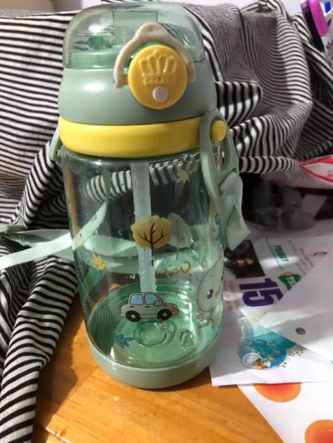 Bình nước dễ thương, bé rất thích. Màu xanh và họa tiết phù hợp với bé trai. Nắp khoá chắc chắc, bé uống k sợ bị đổ. Bình có dây đeo nên bé có thể mang đi chơi được rất tiện lợi. Đặc biệt chất liệu nhựa việt nhật an toàn yên tâm dùng cho bé