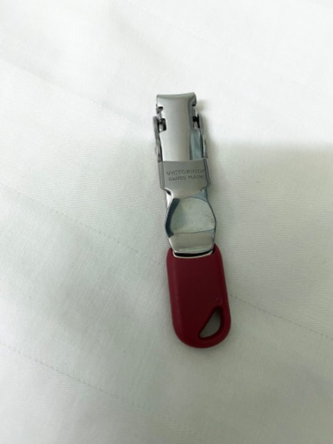 Giao hàng nhanh hơn dự kiến, đóng gói quá kỹ,  sản phẩm nhìn đẹp, sắc sảo, nhỏ nhắn xinh xắn, cắt thử thấy bén ngót, giá hơi cao nhưng tiền nào của nấy thôi.