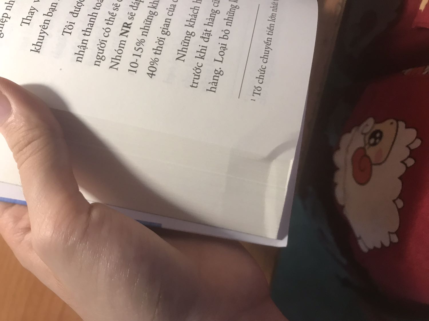 Mình mua quyển này theo gợi ý trên Youtube. Sách bự chà bá, nhìn như quyển giáo trình. Sợ. Mình thắc mắc tại sao nxb không làm quyển cỡ nhỏ như bình thường nhỉ? Mình đọc giáo trình ngán lắm rùi cầm quyển này muốn xỉu ngang. Mà sách cũ lắm nha. Nhìn giống như bị người ta đọc rồi. Còn bị bãy góc nữa. Khóc