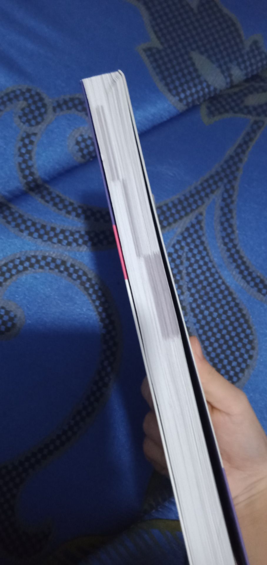 Giao hơi lâu, bìa sách không ấn tượng lắm nhưng lật ra thì rất tuyệt sách rất phù hợp với những người muốn lấy lại gốc tiếng Anh trong đó có tui :)) bên ngoài còn có màng bọc, nhưng trong quá trình vận chuyển bị móp một chỗ rồi :( nhưng vẫn rất tuyệt 😋