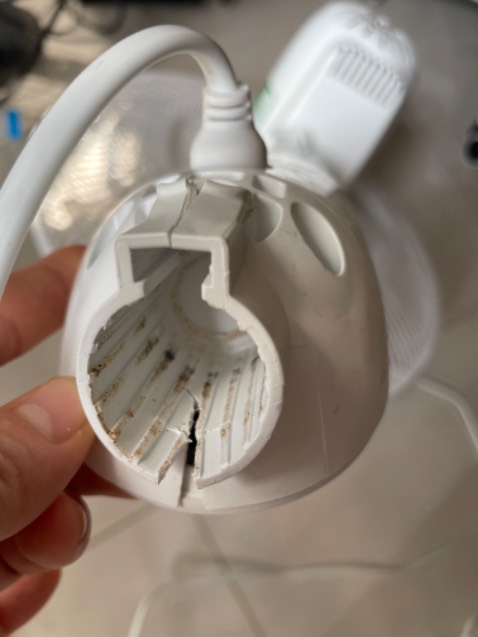 Hàng ổn nhưng chân đế nặng lại không có bánh xe nên khó di chuyển. Xài 4 tháng thì vỏ nhựa khớp nối bể. Khớp thì nông nên đổ sập may không đè trúng con nhỏ. Liên hệ bảo hành quaa đt thì nhân viên bảo mang sp đến, hoàn toàn hok có hỗ trợ gì từ xa. Khuyên hok nên mua sp này hoặc hãng này.