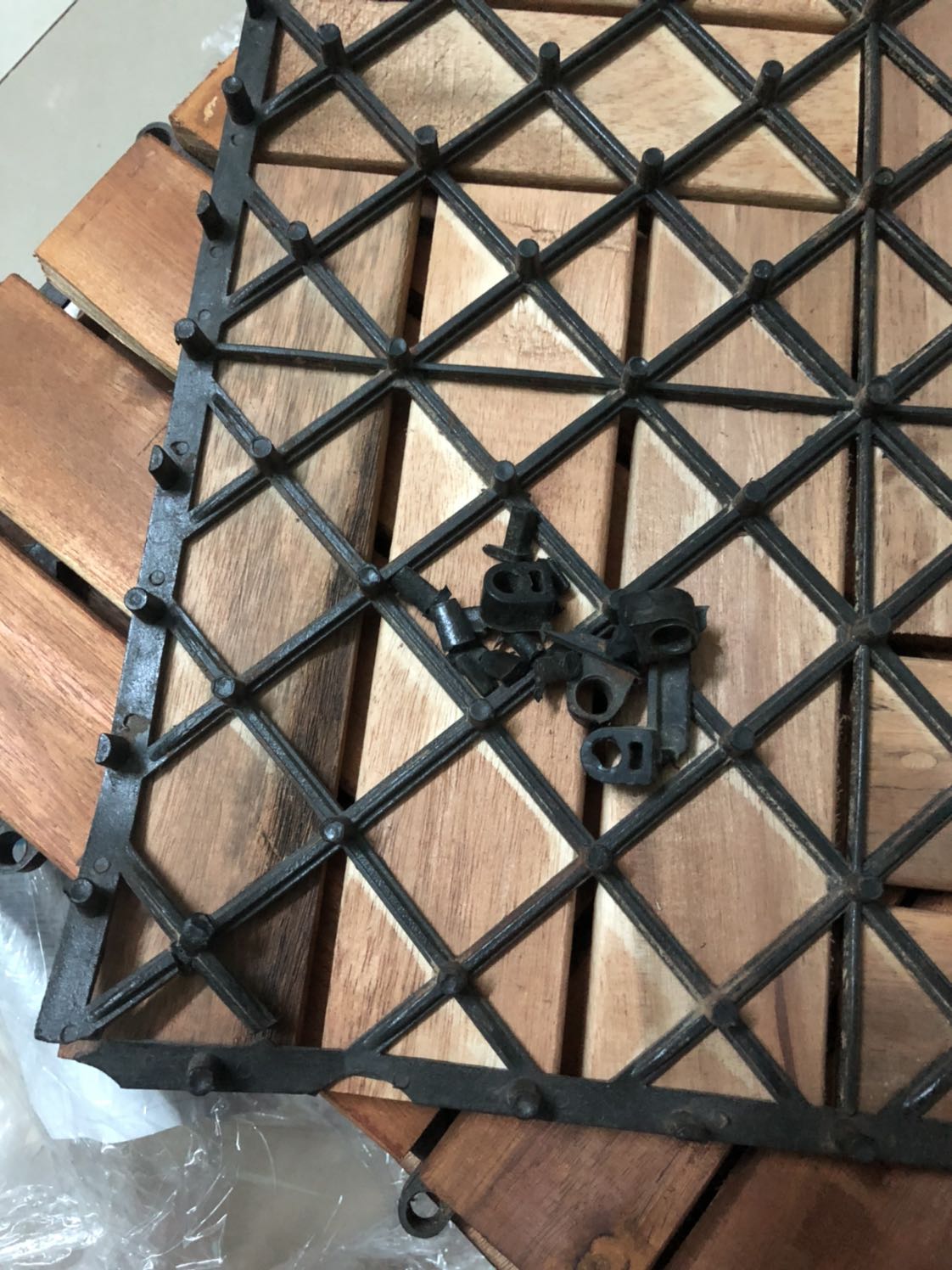 Mình đặt 4 thùng chất lượng hơi kém ko bỏ vào thùng catong mà để trần bọc nên nhựa ở đế gãy. Hàng sale nên chắc là hàng cũ nên nhựa đế giòn dễ gãy. Vì thấy ráp vô cũng ổn nên k đổi đỡ rắc rối Mình đặt 4 thùng chất lượng hơi kém ko bỏ vào thùng catong mà để trần bọc nên nhựa ở đế gãy. Hàng sale nên chắc là hàng cũ nên nhựa đế giòn dễ gãy. Vì thấy ráp vô cũng ổn nên k đổi đỡ rắc rối