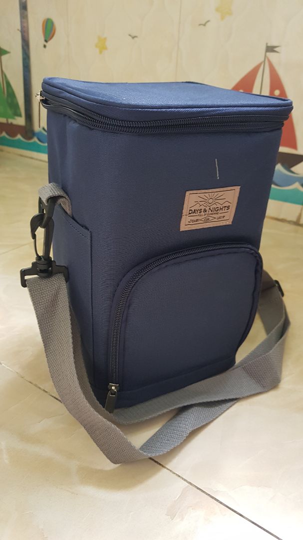 Tiki giao hàng siêu nhanh, m đặt trưa hôm trước, trưa hôm sau nhận đc hàng rồi 😊😊😊.
M bỏ nước nóng từ 10h30 sáng tới 7h tối. hộp trên cùng còn hơi ấm. hộp dưới cùng thì vẫn còn nóng bỏng tay 😁.
Hộp khá nặng, m cân thử khoảng 2kg 🤣...
Mà kết lại thì m rất là ưng 🥰🥰🥰