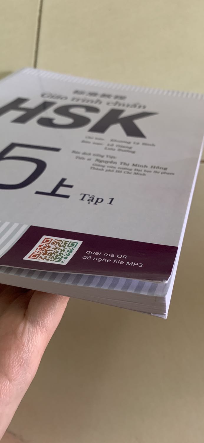 Mong tiki giao hàng sẽ có bao bọc sách lại ạ, vì chỉ để mỗi sách vào cái hộp kh thôi ý thì trong lúc vận chuyển mép sách đồ hay bị bẻ cong. 
Sach mới, dịch nên đợi hàng hơi lâu thui nè!