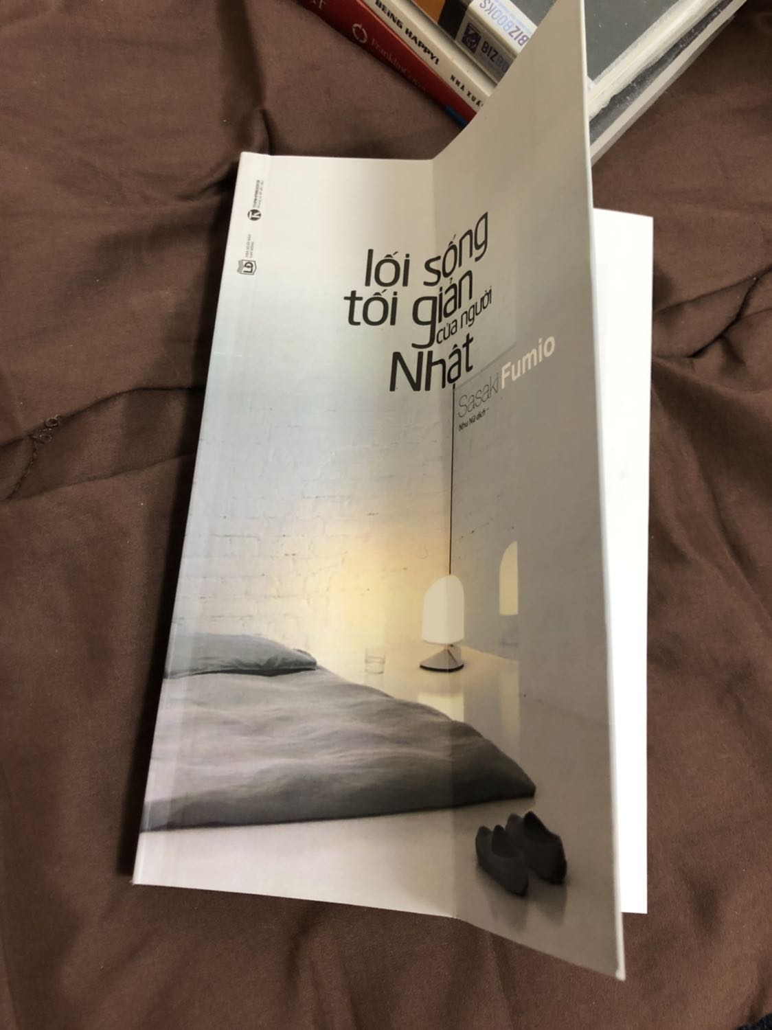 Mình đặt mua có kèm cả book care nhưng khi nhận sách thì k hề có bọc mà vẫn trừ book care của mình
 Nội dung bên trong sách thì chưa bàn đến nhưng rõ ràng là bỏ tiền ra mua sách mới mà còn tệ hơn cả sách cũ của mình ở nhà, bìa sách và giấy bên trong đều nhăn nheo, lại còn bẩn nữa!!!
 Mình ở nước ngoài nên toàn đặt mua rồi nhờ người nhà chuyển sang cho, nên sách có bị lỗi hay gì thì cũng k thể gởi về để đổi trả được!!!