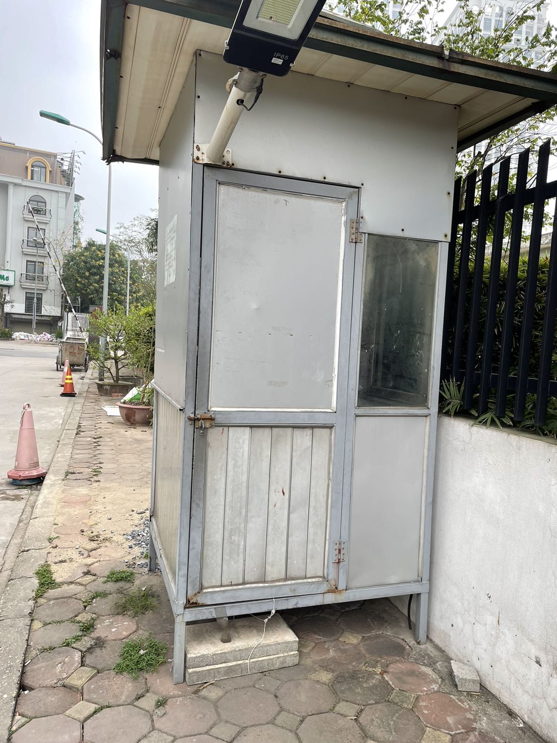 Shipper giao hàng rất thiếu trách nhiệm, vứt hàng trong bục không người trông. Hỏi tại sao Shipper lại vứt hàng ở đấy không chờ giao trực tiếp cho người nhận thì shipper nói là “em đi 20km số để giao món hàng đó”. 
Lần đầu tiên gặp phải bạn shipper có thái độ thiếu tôn trọng với món hàng như thế này. Tiki nên xem lại dịch vụ giao hàng của mình!