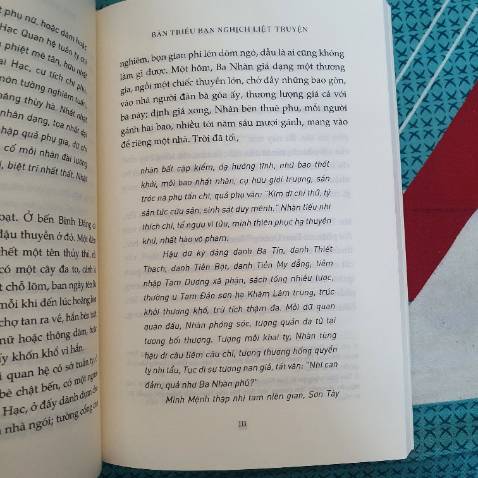 Sách có chất lượng tốt, giao nhanh, là tái bản của bản sách in 1963, hiện đang rất hiếm trên thị trường
Tuy nhiên, bản in này có cách trình bày văn bản khiến người đọc rất khó chịu: ngắt dòng giữa chừng, không trọn ý. 
Xem hình để thấy rõ hơn 
Không rõ là lỗi ở bản 1963 hay do bên Nhã Nam nữa. Đây là điểm đáng tiếc của bản in này