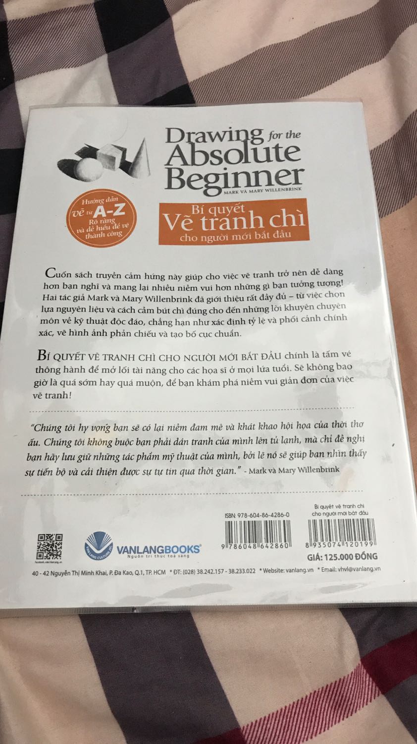 Sách quá trời đẹp luôn. Lúc xem mình tưởng sách khổ nhỏ như quyển vở nhưng nhận hàng thì sách to hơn. Giấy xịn rất đẹp và mịn, thấy hướng dẫn cũng khá chi tiết, hi vọng trình vẽ của mình sẽ khá hơn sau khi học từ quyển sách này. Mua sách trên tiki giá rất tốt chứ ra nhà sách mà thấy bán giá bìa  chắc mình quay xe luôn.