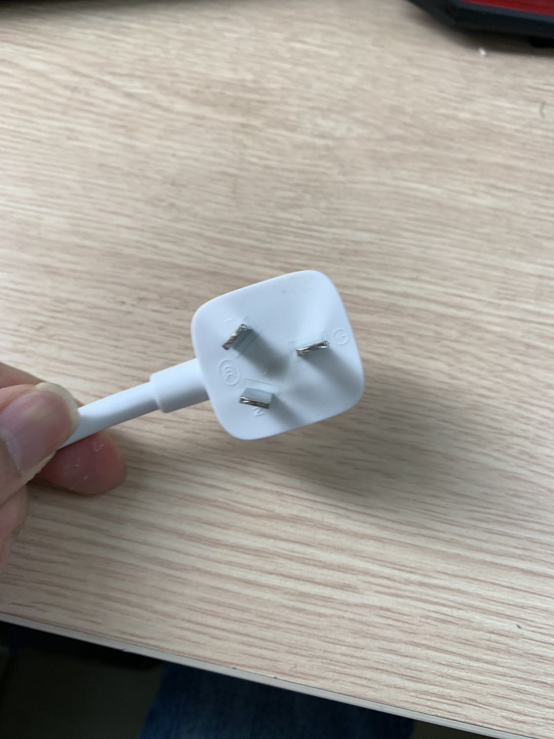 Mọi thứ đều ok trừ cái giắc cắm ko đúng với hình ảnh giới thiệu. Như này lại phải cồng kềnh thêm 1 cái ổ chuyển đổi nữa. Ko đúng với ảnh đã quảng cáo giới thiệu. Shop trả lời nhe.