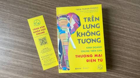 Quyển sách ra đời đúng thời điểm mình đang rất cần. Sách hướng dẫn chi tiết các thao tác đơn giản tìm ra sản phẩm ngách và đưa lên sàn thương mại điện tử rất phù hợp ở thị trường Việt Nam. Nội dung vô cùng thực tế, ngắn gọn súc tích dễ hiểu dễ thực hành. Thực sự rất cảm ơn tác giả. 
Tiki giao hàng siêu nhanh, đóng gói chắc chắn. Sách trình bày rõ ràng dễ đọc. Mong tác giả sẽ tiếp tục cho ra những tác phẩm hay hữu ích cho độc giả.