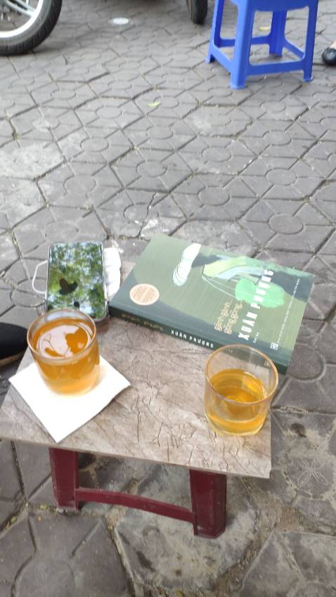 Biết đến bà qua chương trình VTV Tết 2022, rồi tình cờ xem được video của bà trên Vietcetera. Thực sự cảm phục bà. 
Sách dễ đọc, nhiều câu chuyện chân thực, truyền cảm hứng. Cảm thấy bản thân đang được nhận rất nhiều, có điều kiện tốt hơn rất nhiều thế hệ trước, vậy mà nhiều khi yếu đuối quá 😄 Đọc xong tự thấy bản thân cần mạnh mẽ hơn, cứng rắn hơn, quyết liệt hơn...