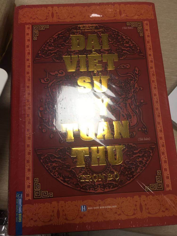 Giao đúng ngày dự kiến luôn ạ, sách rất mới, có hẳn một lớp màng co và một lớp bọc túi bóng luôn. Được tặng kèm cả bookmark nữa ạ 🥰💖