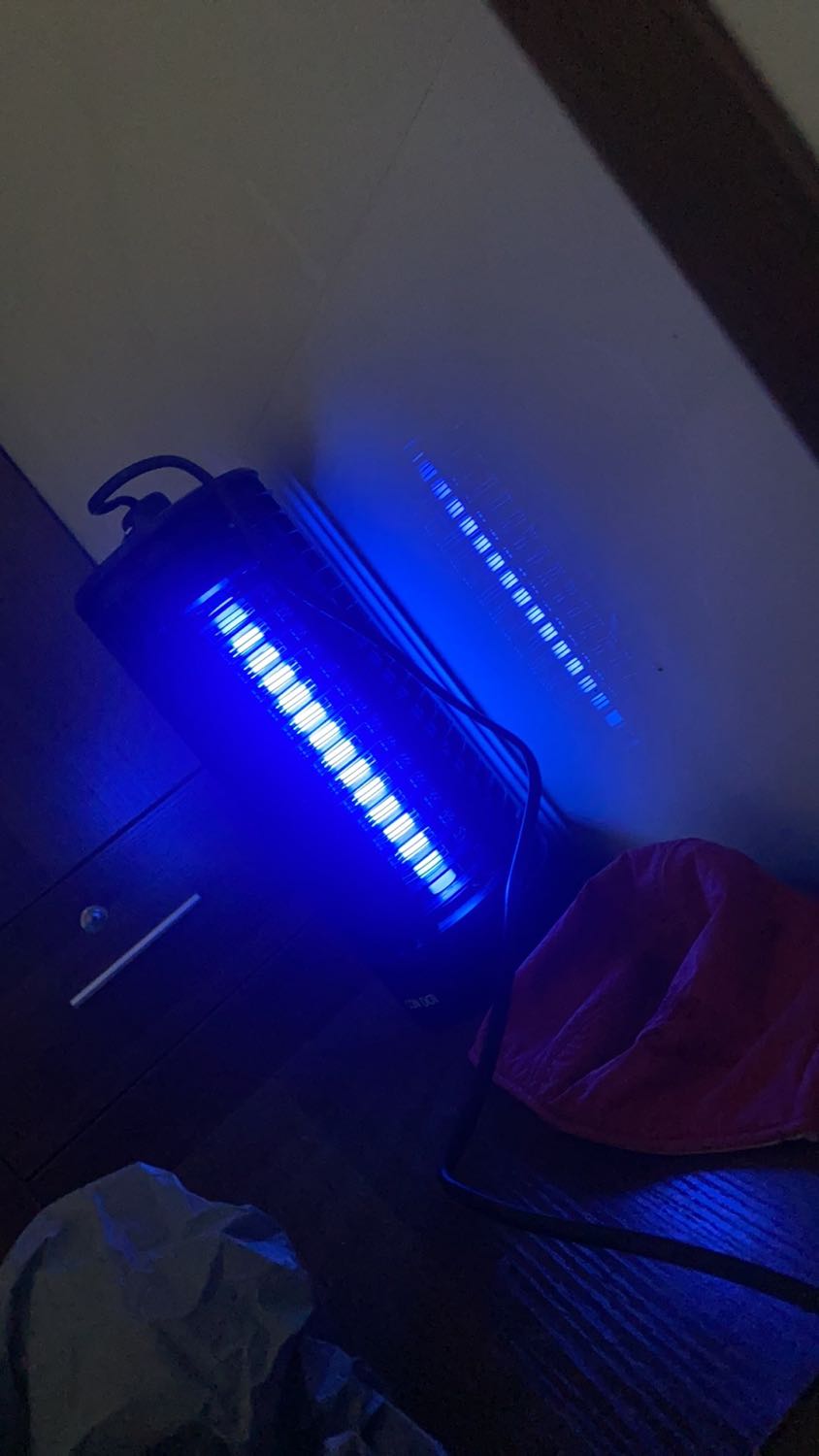 Về bề ngoài: Đèn làm bằng nhựa màu đen nhìn cũng khá xịn, lưới sắt bên trong rất sáng. Sử dụng qua 1 đêm sáng ra mình thu hoach cũng khá nhiều muỗi, giá tiền phù hợp với chất lượng. Nếu đèn thêm công tắc nữa sẽ hoàn hảo hơn. Nói chung đèn hiệu quả ngay, diệt muỗi mạnh lắm.