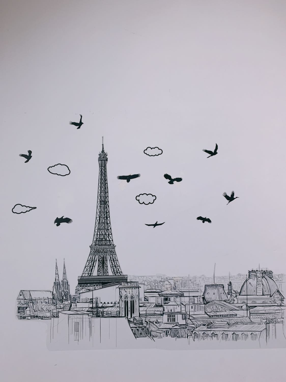 Dán lên tường rất xinh ạ. 1 người dán thì hơi vất vả, 2 người làm thì dễ hơn. Dán sai lôi ra dán lại thì tróc tường, chắc do tường nhà mình sơn lâu rồi. Nói chung ổn áp các bạn ạ. Ủng hộ shop