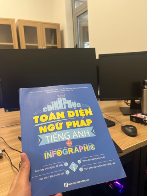 Mình rất bất ngờ khi khổ sách rất lớn, in màu đẹp xỉu. Giá lại rẻ, hình minh hoạ cực có tâm, đáp án kèm giải thích từng câu luôn. Mỗi cuốn lại còn bonus thêm khoá học các thầy cô dạy những phần quan trọng trong sách trên mentor.vn. Mình từng mua cuốn GTNP với English gramma in use toàn là chữ nên đã bỏ cuộc. Cuốn sách này thực sự cứu giúp đời mình, mặc dù mới học 3 bài nhưng tự tin có thể học hết cuốn sách này. Cảm ơn các thầy cô đã tạo ra cuốn sách này, với cả hai cô gì đó dạy trên mentor cũng xinh nữa học càng thêm dễ hỉu. 

Mà không hiểu sao sách hay như này mà ít lượt mua nhỉ? Trong khi mấy cuốn khó nuốt thì được quảng cáo rầm rộ. Mình đảm bảo cuốn này sau này rất hot luôn á 🥰🥰🥰