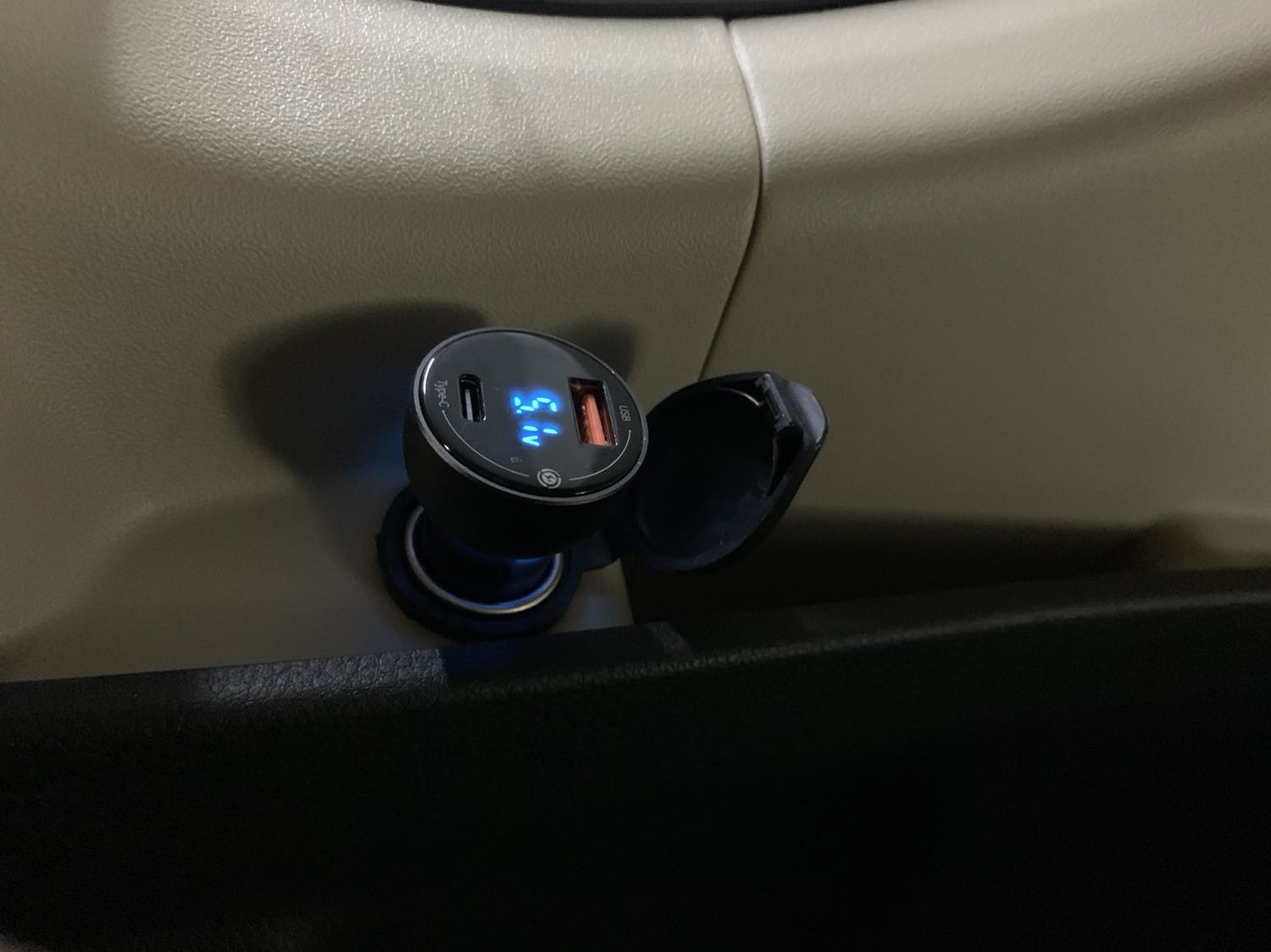 Sản phẩm xài tốt, chưa phát hiện bất thường. Có hiển thị điện áp và dòng để tiện theo dõi. Đã mua thêm cái thứ 2 để xài.