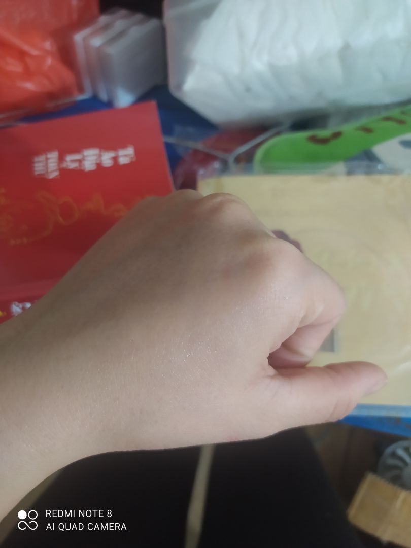 gel thẩm thấu nhanh, dễ tán, k bết dính. sp k lên tone da. đc tặng kèm srm khá hời. giao đúng hẹn, shiper nhiệt tình. đóng gói kĩ. sẽ tiếp tục ủng hộ senka