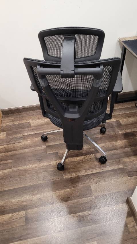 Xét về chi tiết thì vẫn còn nhựa thừa và chỉ thừa nhưng về tổng thể thì vẫn rất tốt so với mức giá này. Loại full lưới cảm giác ngồi thoáng hơn đệm mút, nhưng với những bạn dáng người to thì ngồi lâu có thể bị đau do đùi bị cấn vào vành lưới, đây là điểm trừ của hầu hết các ghế lưới chứ không riêng gì ghế này. Nên cân nhắc chọn giữa 2 loại này.
Ghế mình có chút lỗi nhỏ nên mình có yêu cầu bảo hành và đổi sang đệm mút thì shop hỗ trợ mình rất nhanh, 30p sau nhận được hàng liền. Uy tín và chất lượng cao