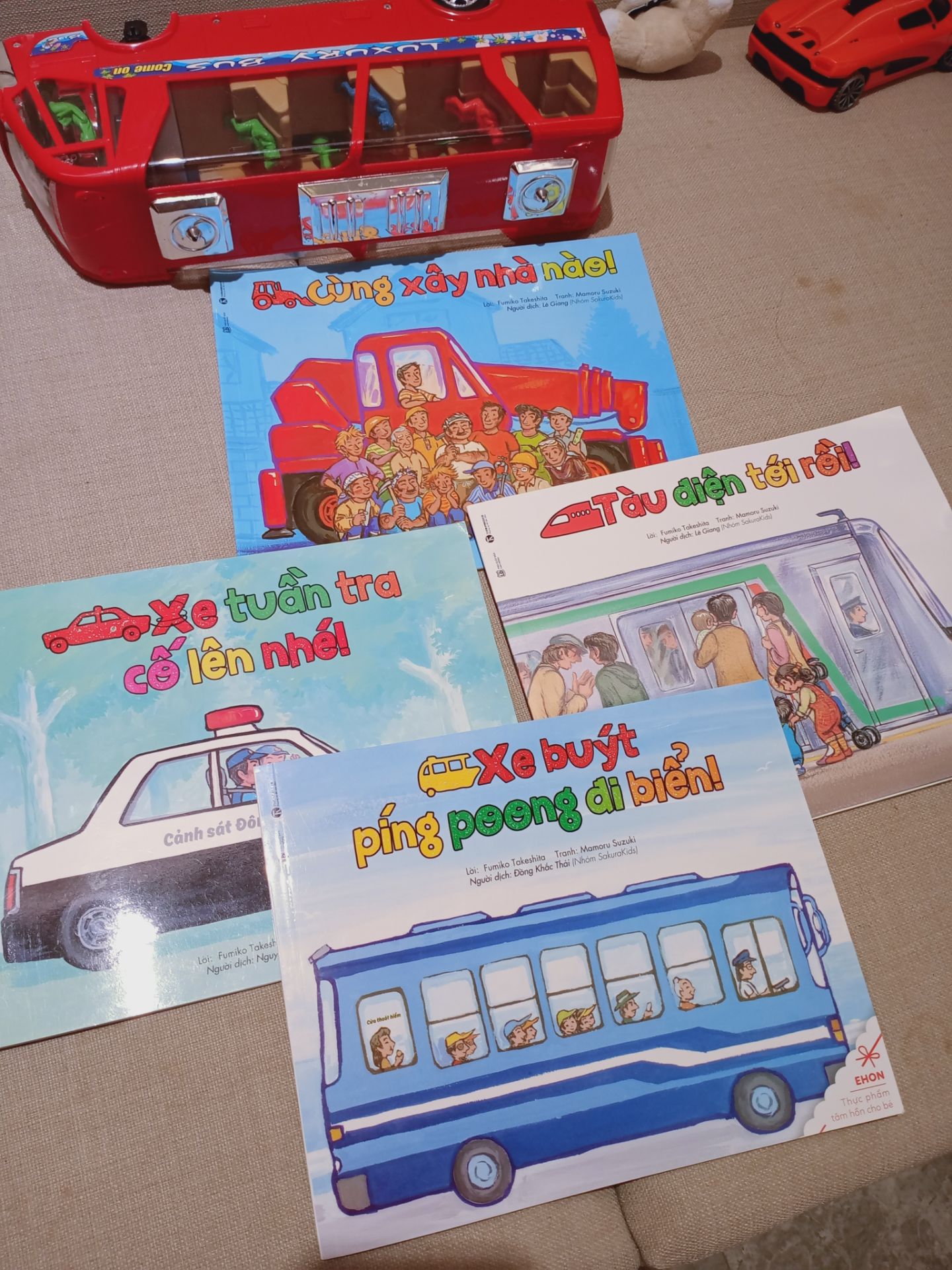 Truyện rất phù hợp với các bé trai, đặc biệt các bé nào thích xe cộ. Khổ sách to, tranh vẽ rất đẹp. Mình đặt mua 3 bộ, thấy tiki chia làm 2 đơn cũng không vui lắm vì mất thời gian đi lấy, nhưng tới lúc giao thì giao đủ hết 3 bộ luôn. Nói chung là ai có con thì nên mua.