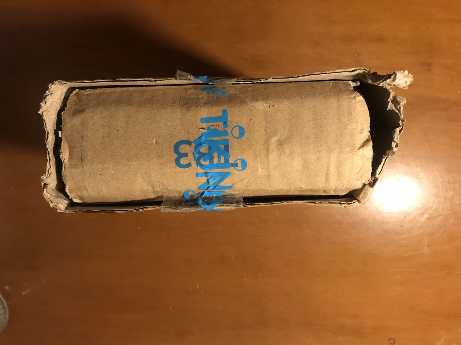 lúc mình gọi điện ra nhận hàng. xong thì thấy cái hộp như vầy. gói hàng quá kém. gần như rơi sách tuột luôn ra ngoài hộp. mình ko thể hiểu tại sao lại gói hàng như vậy. sách bị va đập vặn vẹo rất khiếp. nhìn gáy sách và giấy bị méo xẹo muốn tức cả não. ko hiểu sao nó ko rách hẳn rơi ta luôn đi và lại dính bám vào như vậy. trời ơi, sách mới xb thôi mà lại giao như này. tôi yêu cầu tiki đổi lại cho tôi quyển sách khác. #noikhongvoisachloi