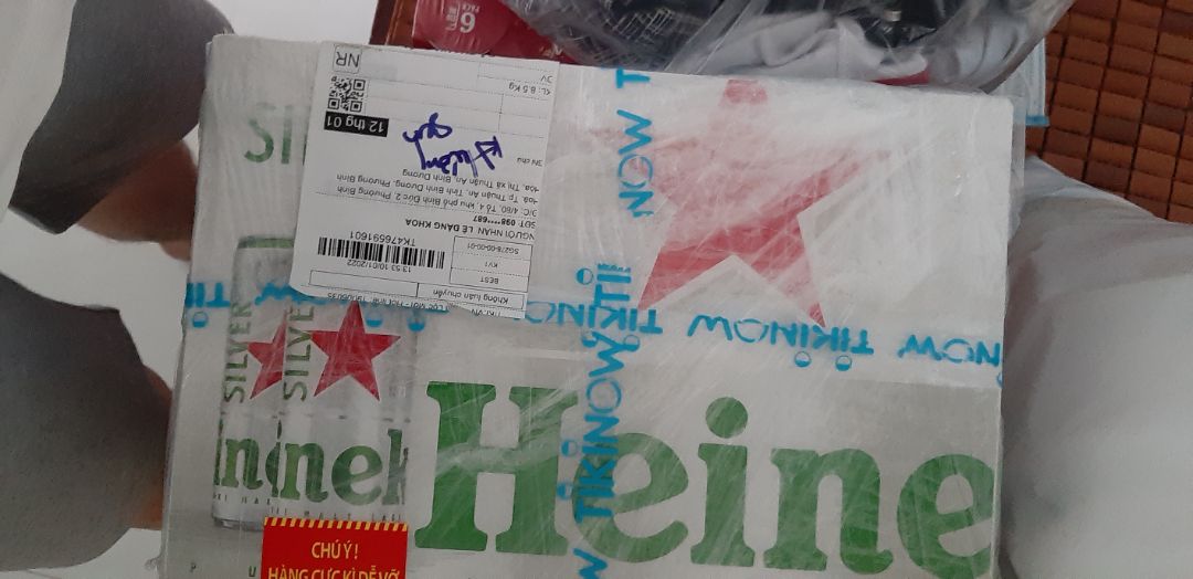 Bia giá tốt, mình mua 370k thùng này. Tiki giao về tỉnh nhưng rất nhanh và quan trọng là không móp méo gì hết. Cực kỳ hài lòng và sẽ ủng hộ nhiều hơn. Cảm ơn Tiki nhé !