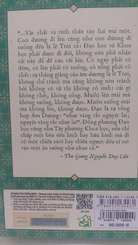 “ Chu dịch huyền giải”  không luận bàn riêng chỉ về Dịch mà cuốn sách là dẫn nhập bàn về cách thức để đọc và hiểu bản chất của dịch. Cuốn sách bao gồm một loạt các tiểu luận ngắn trình bày  vấn đề tri thức luận đông tây kim cổ trong nhấn mạnh loại tri thức tổng quát, một thứ “ Đạo lớn “  bao trùm. “ Không học Dịch thì làm gì rõ được chỗ đầu mối của tạo hóa. Dịch mà thông thì sự lý trong vạn vật tự nhiên thông, Chưa từng thấy kẻ chưa thông dịch lại thông được sự lý của vạn vật”.