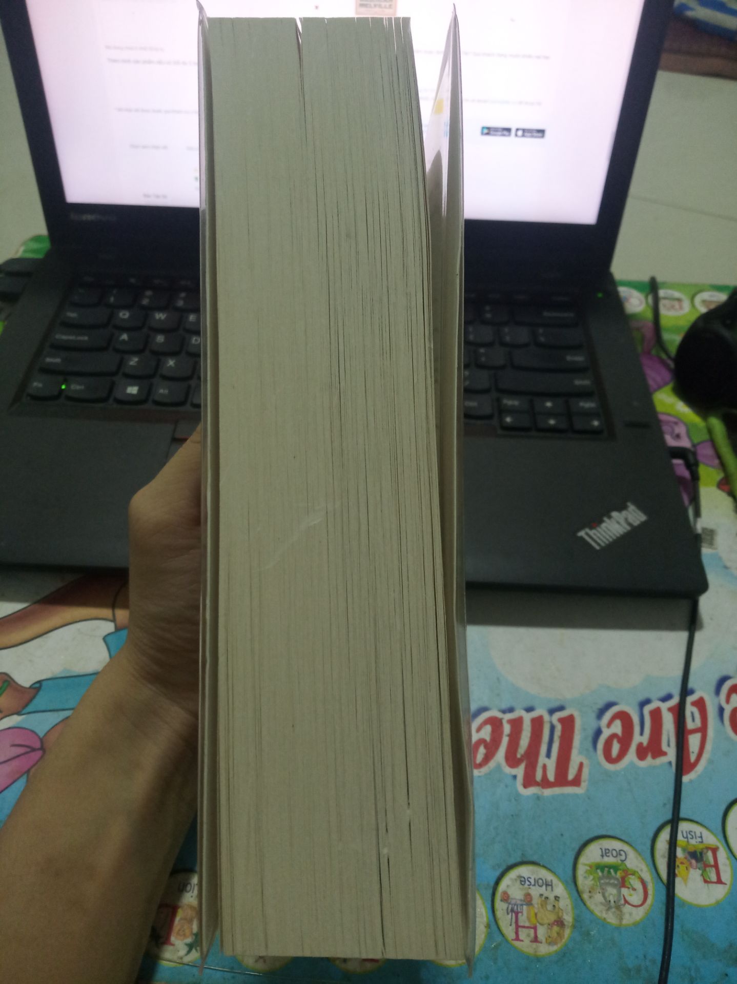 Giao hàng nhanh, sách chất lượng tốt, không có lỗi gì về hình thức. Giá cả quá rẻ cho một cuốn ngoại văn, lại còn là tác phẩm Moby Dick nổi tiếng.
Font chữ nhỏ hơn so với những cuốn sách tiếng Việt thông thường nhưng với một cuốn ngoại văn mà bìa đẹp, giấy tốt, giá rẻ như thế này thì không thể phàn nàn được. Hầu hết các cuốn ngoại văn bản đẹp, chữ to thì giá sẽ khá cao