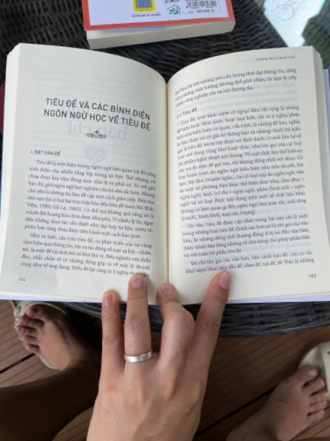 Giao hàng nhanh chóng, đóng gói cẩn thận, sách trong bộ “ Tiếng Việt giàu đẹp “ của NXB trẻ thì quá hay rồi. Dành cho bạn nào yêu thích tiếng việt, bạn yêu viết lách , có kiến thức nền tảng về văn hóa Việt & ngôn ngữ học