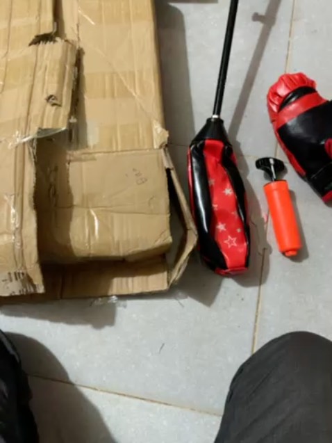 Sản phẩm giao thiếu linh kiện lắp ráp. Không có kim bơm để bơm bóng hơi lên. Sản phẩm giao thiếu linh kiện lắp ráp. Không có kim bơm để bơm bóng hơi lên.