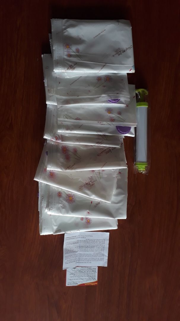 Giao hàng siêu nhanh, đúng mẫu mã, đầy đủ 8 túi & bơm tay. Túi chất liệu dày dặn vs kích cỡ to nhỏ khác nhau, tha hồ cất gọn các loại chăn, ruột gối. Nên mua kèm bơm điện chứ bơm tay rất lâu mà k xẹp mấy, máy hút bụi thì mình chưa thử nhưng chắc van k vừa. Hút xog xếp vào tủ gọn hẳn, tiết kiệm đc cả đống diện tích. Tháo ra, hút lại cũng rất dễ. Cảm ơn shop và tiki nhìu, sẽ mua thêm túi nữa:))