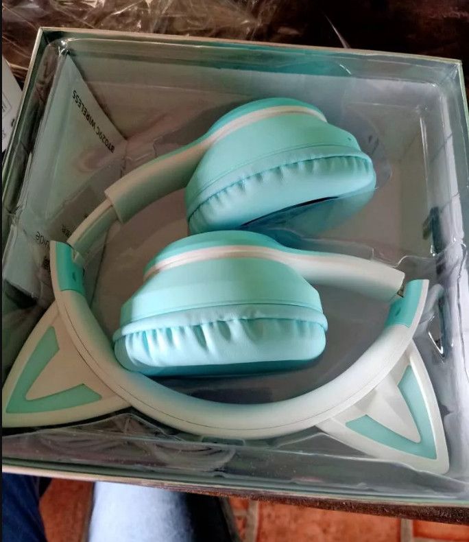 Sản phẩm tốt, âm thanh chất lượng. Tai nghe đeo êm ôm trọn tai, cách âm tốt. Kiểu dáng đẹp , cứng cáp hơn so với hình.   Mua rất xứng đáng.