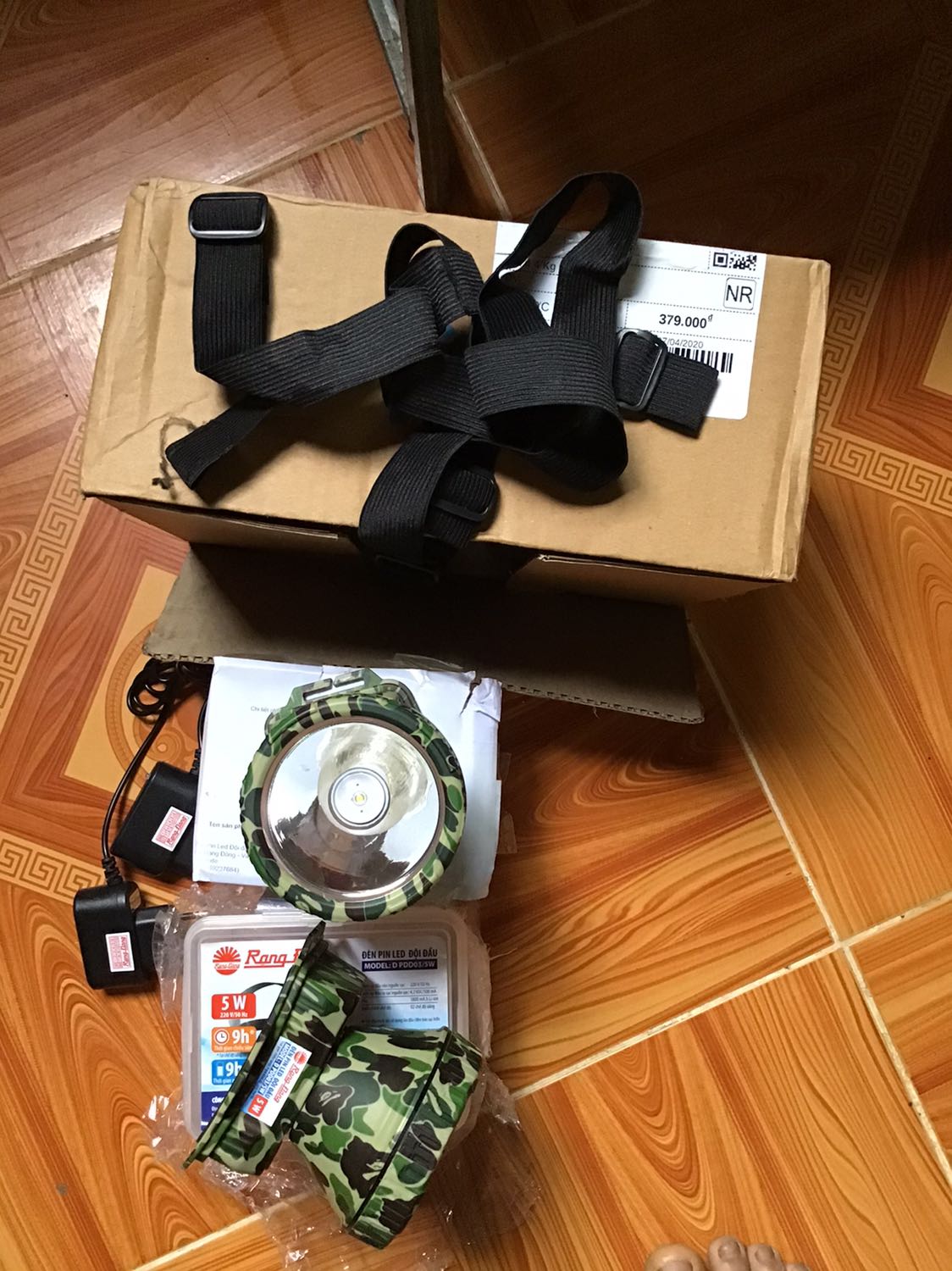 Hàng không đúng trong hình đặt hàng đèn nhỏ giao hàng to mà là hàng giả đèn Rạng Đông lửa đảo quá chắc không tin vào hàng trên mạng nữa. Hàng không đúng trong hình đặt hàng đèn nhỏ giao hàng to mà là hàng giả đèn Rạng Đông lửa đảo quá chắc không tin vào hàng trên mạng nữa.