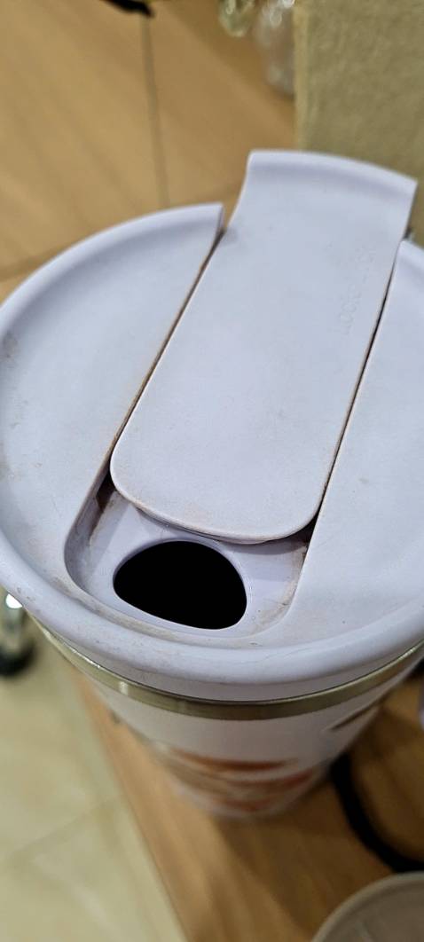 Thiết kế lần này tệ quá, chất liệu hơi nhám xong nó dính dơ ko chà nổi. mà có những cái khe ko chùi dc, do nắp trượt. nắp trượt thì tự động trượt ra khi bình nghiêng đi, bình thì đáy nhỏ nên chạm nhẹ dễ đổ.