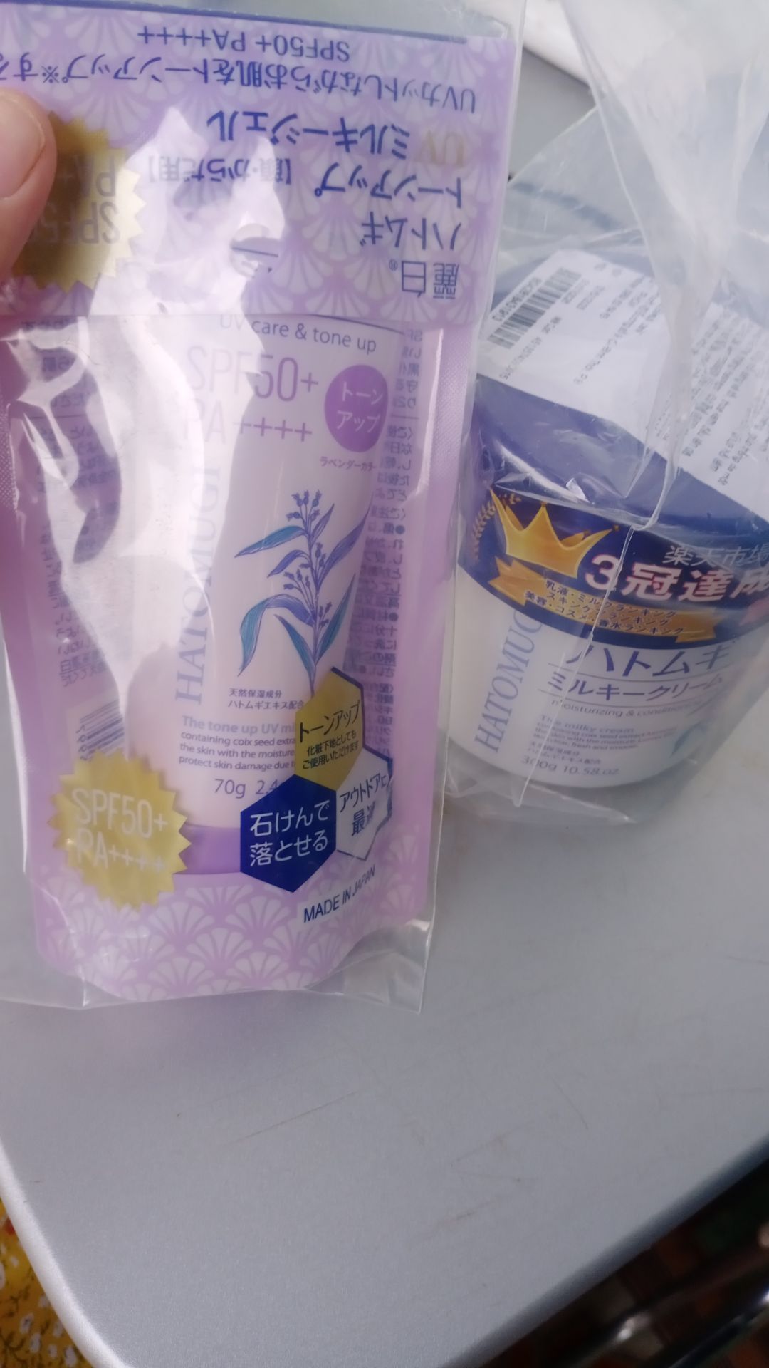 Mình đã sài em này được 1.5 tháng, Và thấy da có mịn hơn, sáng hơn, nhưng không nhiều, chắc do mình chỉ sài buổi tối trước khi đi ngủ nên hiệu quả chưa cao, tăng cường thêm buổi sáng chắc sẽ da sẽ OK hơn. Sài 1.5 tháng mà mới hết 1/2 hủ. Như vậy nếu chỉ sài buổi sáng cho mặt, cổ, tay thì được 3 tháng. Còn như sài cả sáng và tối cho mặt, cổ, tay thì cũng được 1.5 tháng. Nếu so sánh giá thành của nhiều thương hiệu khác thì em này phải nói là rất tiết kiệm. Quan trọng là chất kem rất nhẹ và thấm rất nhanh, không nhờn rít, mùi thơm thì rất dễ chịu. Chấm 9.5 điểm cho em ấy. Em kem chống nắng cùng thương hiệu với em này mình cũng chấm 9.5 điểm luôn, đã đánh giá riêng bên kia rồi mà thấy vẫn cần phải đánh giá thêm cho  em nó: một kem chống nắng có mùi thơm dịu ngọt, chất kem mịn, nhẹ, tan nhanh, thấm ngay vào da khi thoa, nâng tone mạnh mẽ sau 20 phút thoa kem, da mịn và sáng lên hẳn, một sản phẩm chất lượng mà với giá thành tiki bán như vậy thì chỉ có thể là: cưng cưng cưng...💚💚💚💚. (Sản phẩm chất lượng và giá thành vừa túi tiền như thế thì không lí do gì không mua thêm 1 hủ dưỡng ẩm sáng tối Hatomugi + 1 chống nắng dưỡng da nâng tone Hatomugi để tặng mẹ 💚💚💚. Cảm ơn Tiki nhiều 🙏🙏🙏