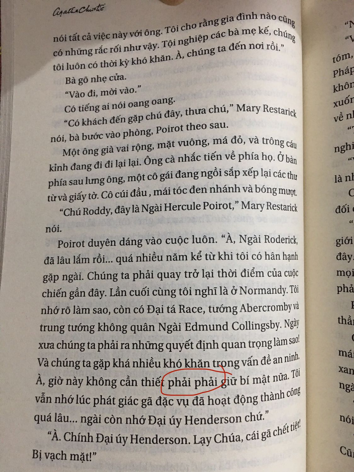 Đây mới chỉ là đơn thứ 3 mình đặt của Fahasa nhưng mình phải cho Fahasa 5⭐️ về việc bọc hàng (cẩn thận hơn Tiki nhiều). Các đơn sách đều đc quấn 1 lớp xốp trắng phủ toàn bộ các cuốn rồi ms đóng gói.
Còn về Cô gái thứ 3 này mình chỉ không thích là còn nhiều lỗi chính tả. Haizzzz vấn đề này trừ các sách của bác Ánh ra còn lại hầu như sách nào của nxb Trẻ mình mua cũng bị, thậm chí rất nhiều cuốn sai chính tả liên tục đến tận trang cuối.