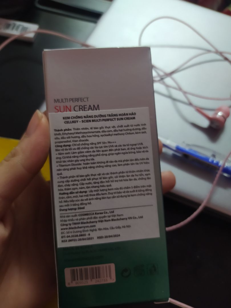 Thời gian giao hàng nhanh. Nói về chất lượng thì mình thấy dùng kem chống nắng bên shop cực thích luôn ý, không hề bị kích ứng da, mình đã phải thay đổi rất nhiều loại kem chống nắng rồi mà giờ mới tìm được chân ái. Cực kỳ ưng luôn.